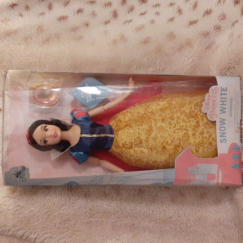 Disney Princess 12" Classic Snow White Doll w/Magic Mirror Pendant
